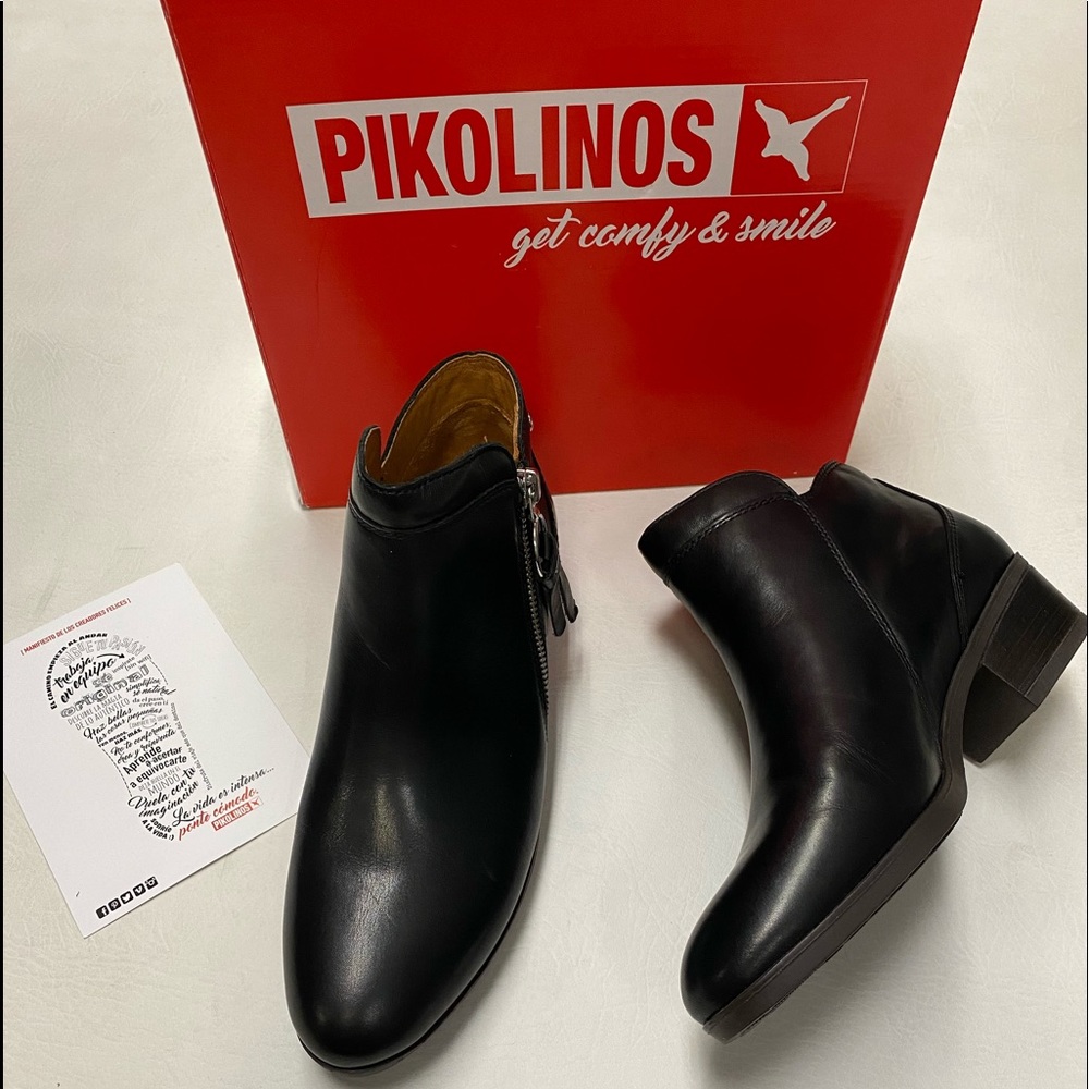 Pikolinos leather black booties